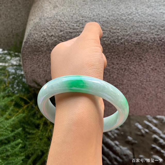 翡翠手镯能卖吗的简单介绍-第1张图片-翡翠网 翡翠手镯能卖吗的简单介绍-第1张图片-翡翠网