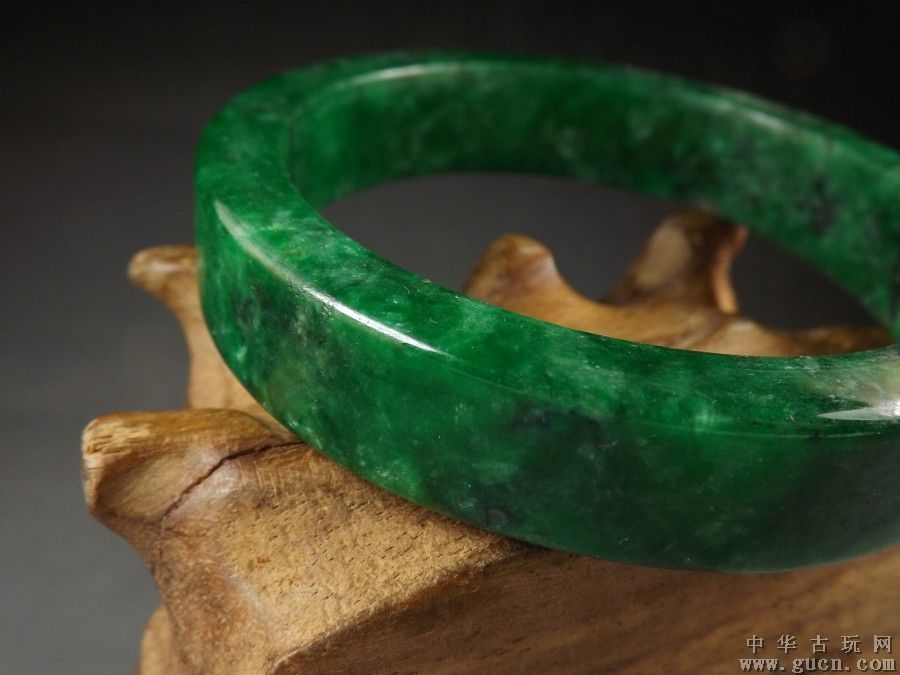 关于清代翡翠手镯特征的信息-第1张图片-翡翠网 关于清代翡翠手镯特征的信息-第1张图片-翡翠网