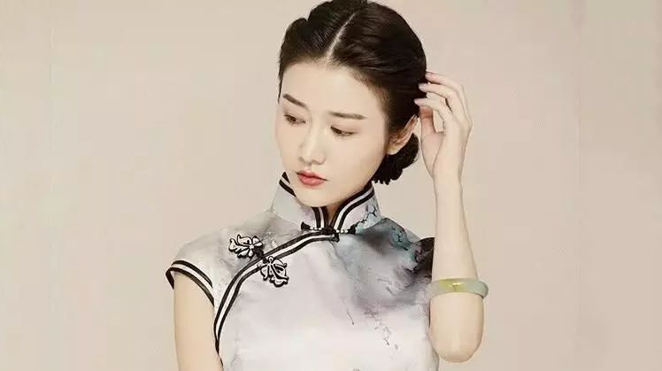 戴翡翠手镯美,什么人不适合戴翡翠-第1张图片-翡翠网 戴翡翠手镯美,什么人不适合戴翡翠-第1张图片-翡翠网