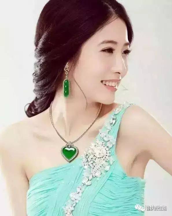 戴翡翠手镯美,什么人不适合戴翡翠-第2张图片-翡翠网 戴翡翠手镯美,什么人不适合戴翡翠-第2张图片-翡翠网