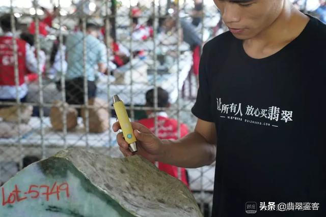 翡翠原石现状的简单介绍-第1张图片-翡翠网 翡翠原石现状的简单介绍-第1张图片-翡翠网