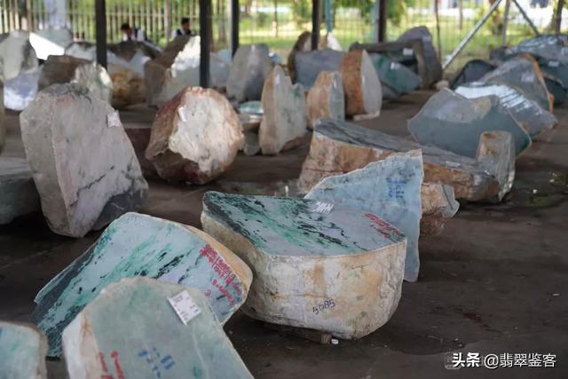 翡翠原石现状的简单介绍-第7张图片-翡翠网 翡翠原石现状的简单介绍-第7张图片-翡翠网