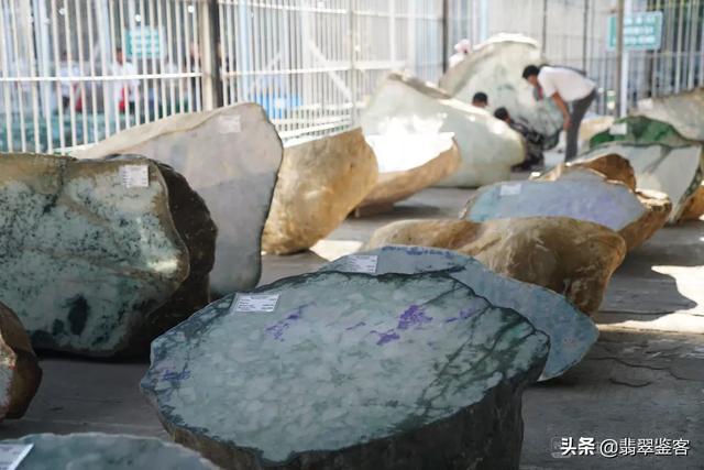 翡翠原石现状的简单介绍-第8张图片-翡翠网 翡翠原石现状的简单介绍-第8张图片-翡翠网