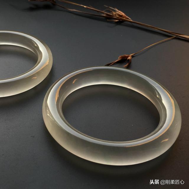 包含翡翠手镯睡觉戴吗的词条-第3张图片-翡翠网 包含翡翠手镯睡觉戴吗的词条-第3张图片-翡翠网