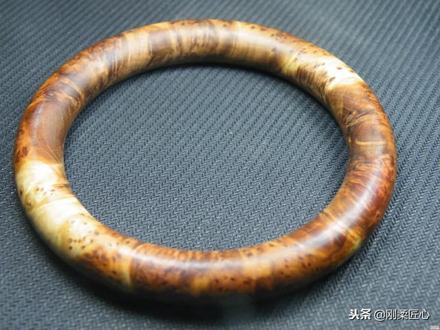 包含翡翠手镯睡觉戴吗的词条-第5张图片-翡翠网 包含翡翠手镯睡觉戴吗的词条-第5张图片-翡翠网