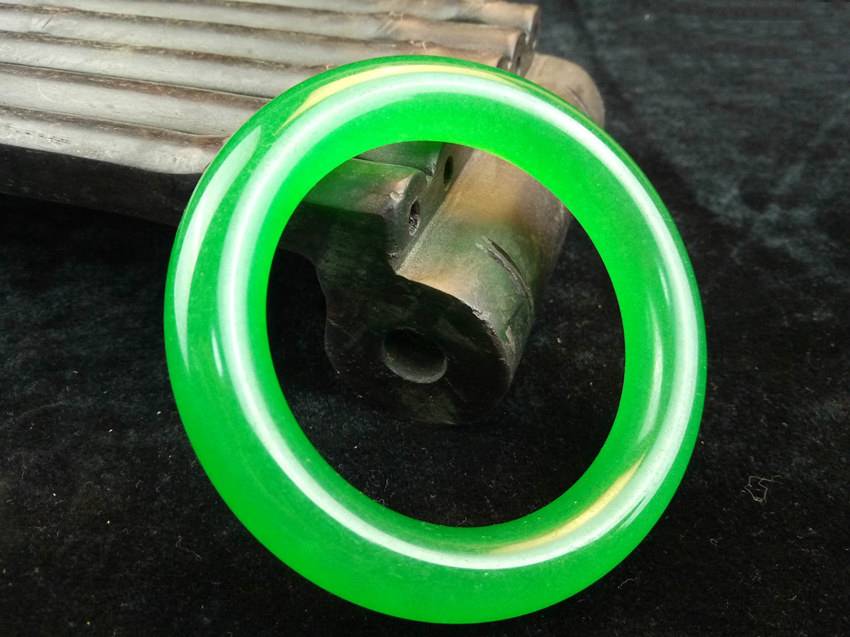 48亿翡翠手镯的简单介绍-第1张图片-翡翠网 48亿翡翠手镯的简单介绍-第1张图片-翡翠网