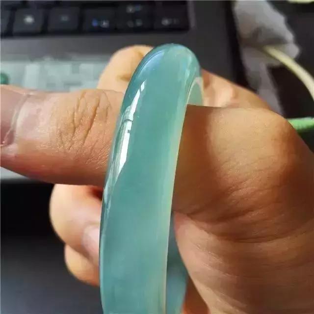 玉手镯发圈说说翡翠手镯怎么发朋友圈-第1张图片-翡翠网 玉手镯发圈说说翡翠手镯怎么发朋友圈-第1张图片-翡翠网