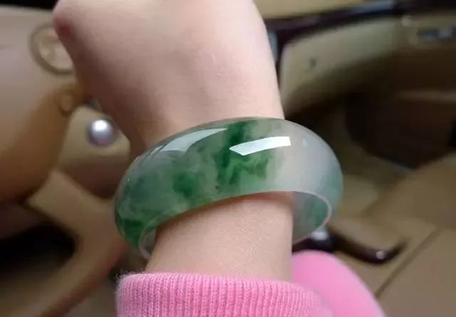 玉手镯发圈说说翡翠手镯怎么发朋友圈-第2张图片-翡翠网 玉手镯发圈说说翡翠手镯怎么发朋友圈-第2张图片-翡翠网