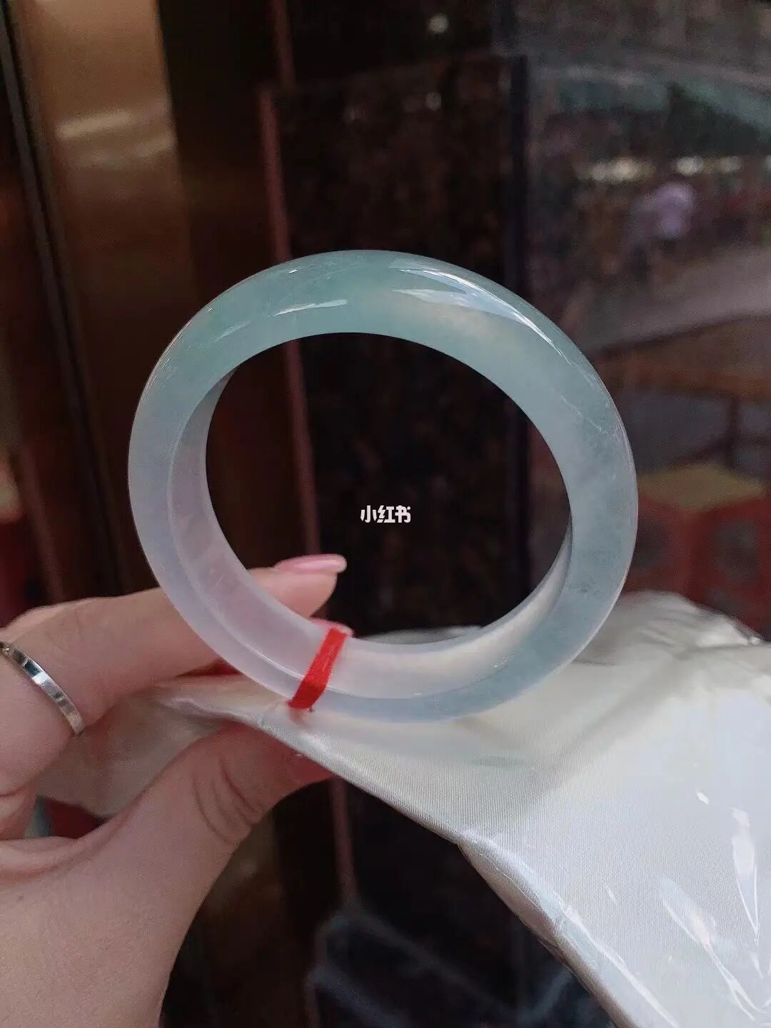 翡翠手镯表皮裂图片,翡翠手镯皮裂还值得买吗-第1张图片-翡翠网 翡翠手镯表皮裂图片,翡翠手镯皮裂还值得买吗-第1张图片-翡翠网