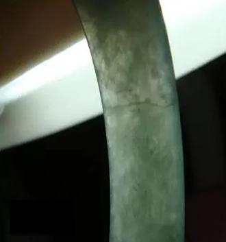 翡翠手镯表皮裂图片,翡翠手镯皮裂还值得买吗-第2张图片-翡翠网 翡翠手镯表皮裂图片,翡翠手镯皮裂还值得买吗-第2张图片-翡翠网
