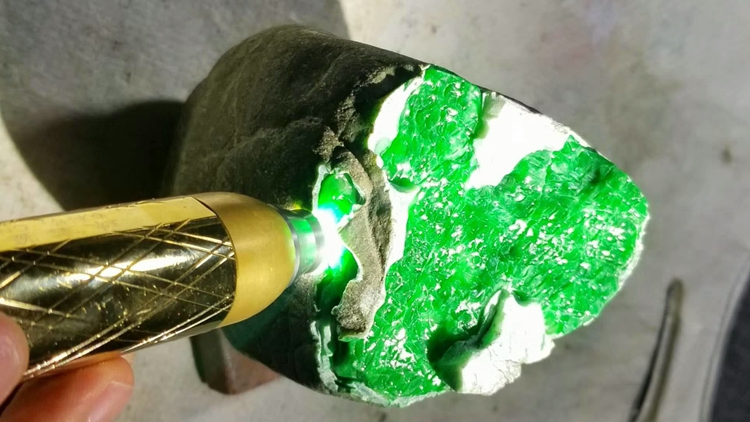 翡翠原石怎么养的简单介绍-第1张图片-翡翠网 翡翠原石怎么养的简单介绍-第1张图片-翡翠网