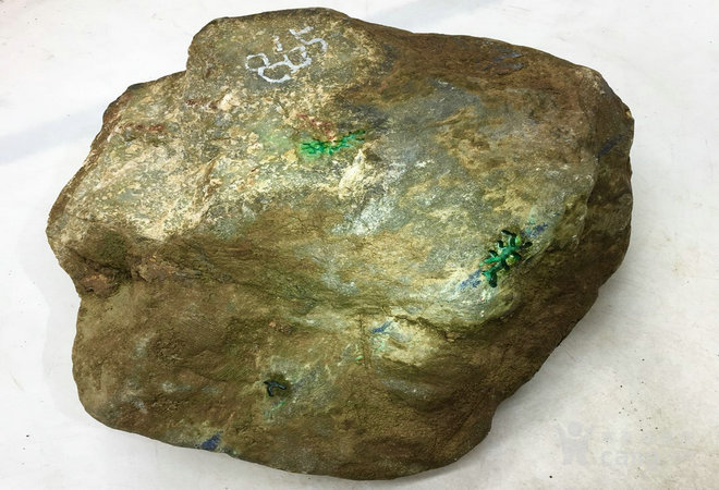 翡翠原石表现品质的词语,翡翠原石的皮壳特征-第1张图片-翡翠网 翡翠原石表现品质的词语,翡翠原石的皮壳特征-第1张图片-翡翠网