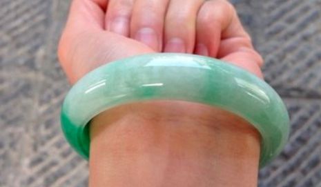 翡翠手镯戴左手还是右手的简单介绍-第1张图片-翡翠网 翡翠手镯戴左手还是右手的简单介绍-第1张图片-翡翠网