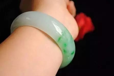 翡翠手镯戴左手还是右手的简单介绍-第2张图片-翡翠网 翡翠手镯戴左手还是右手的简单介绍-第2张图片-翡翠网