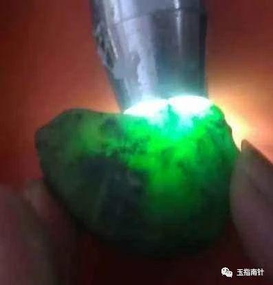 翡翠原石购买知识的简单介绍-第4张图片-翡翠网 翡翠原石购买知识的简单介绍-第4张图片-翡翠网