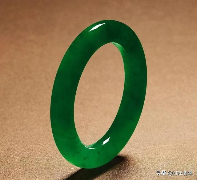 关于满绿翡翠手镯图片的信息-第4张图片-翡翠网 关于满绿翡翠手镯图片的信息-第4张图片-翡翠网