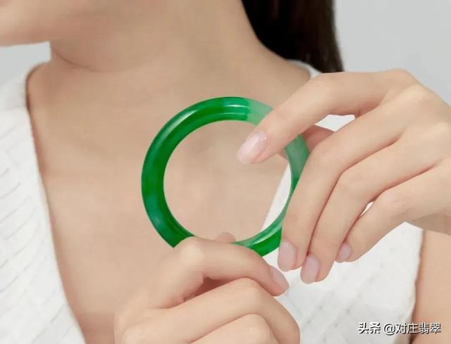 关于满绿翡翠手镯图片的信息-第13张图片-翡翠网 关于满绿翡翠手镯图片的信息-第13张图片-翡翠网