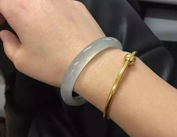 关于女士翡翠手镯戴哪只手的信息-第1张图片-翡翠网 关于女士翡翠手镯戴哪只手的信息-第1张图片-翡翠网