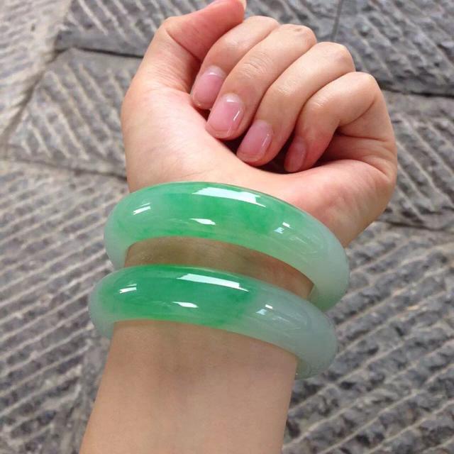 关于女士翡翠手镯戴哪只手的信息-第2张图片-翡翠网 关于女士翡翠手镯戴哪只手的信息-第2张图片-翡翠网