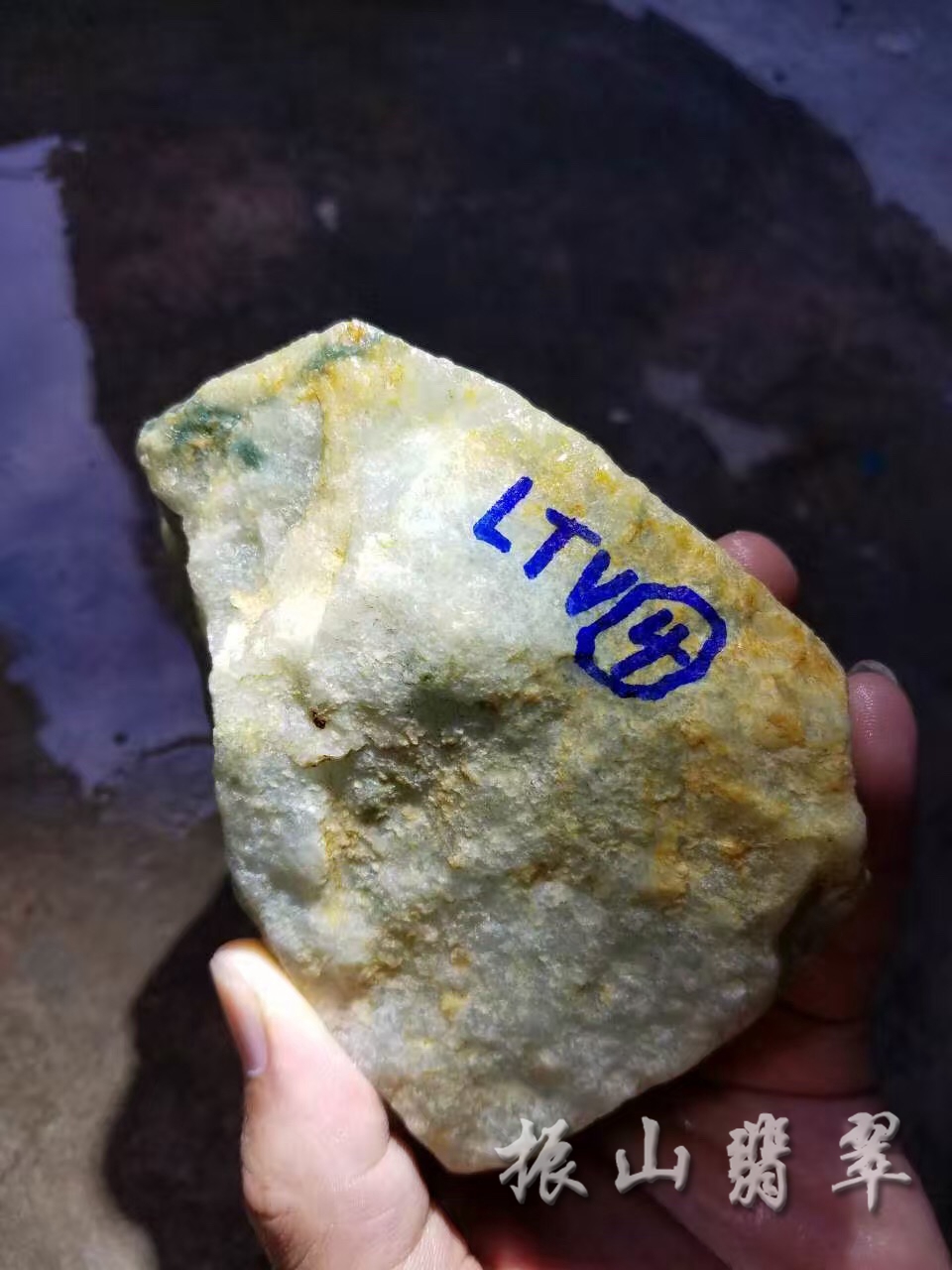 包含翡翠原石干乌砂的词条-第1张图片-翡翠网 包含翡翠原石干乌砂的词条-第1张图片-翡翠网