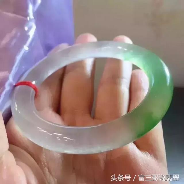翡翠手镯摆放最佳位置的简单介绍-第4张图片-翡翠网 翡翠手镯摆放最佳位置的简单介绍-第4张图片-翡翠网