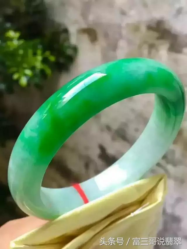 翡翠手镯摆放最佳位置的简单介绍-第12张图片-翡翠网 翡翠手镯摆放最佳位置的简单介绍-第12张图片-翡翠网