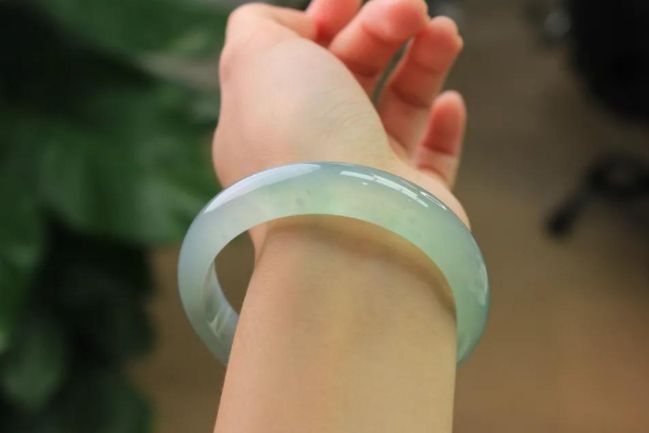 沈阳翡翠手镯的简单介绍-第2张图片-翡翠网 沈阳翡翠手镯的简单介绍-第2张图片-翡翠网