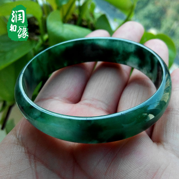糯种翡翠晴水飘花手镯价格的简单介绍-第1张图片-翡翠网 糯种翡翠晴水飘花手镯价格的简单介绍-第1张图片-翡翠网