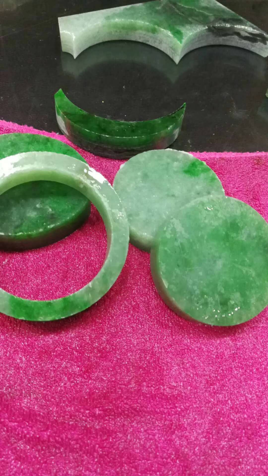 花六七千元能买什么样的翡翠手镯的简单介绍-第2张图片-翡翠网 花六七千元能买什么样的翡翠手镯的简单介绍-第2张图片-翡翠网