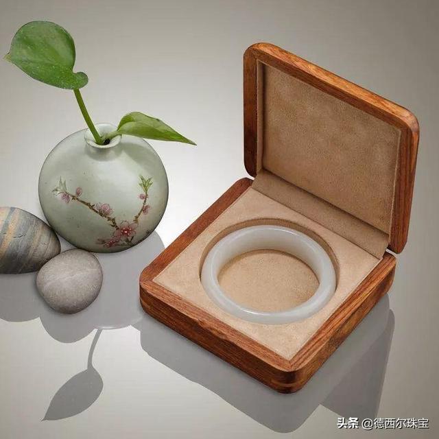 怎样用石蜡给翡翠手镯保养的简单介绍-第2张图片-翡翠网 怎样用石蜡给翡翠手镯保养的简单介绍-第2张图片-翡翠网