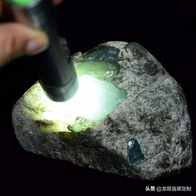 翡翠原石里有纹路的简单介绍-第2张图片-翡翠网 翡翠原石里有纹路的简单介绍-第2张图片-翡翠网