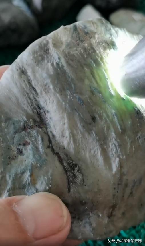翡翠原石里有纹路的简单介绍-第3张图片-翡翠网 翡翠原石里有纹路的简单介绍-第3张图片-翡翠网