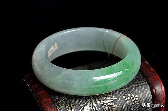 翡翠手镯戴哪只手好的简单介绍-第1张图片-翡翠网 翡翠手镯戴哪只手好的简单介绍-第1张图片-翡翠网