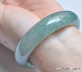 翡翠手镯戴哪只手好的简单介绍-第2张图片-翡翠网 翡翠手镯戴哪只手好的简单介绍-第2张图片-翡翠网
