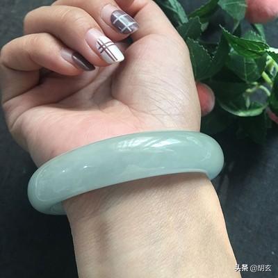 翡翠手镯戴哪只手好的简单介绍-第3张图片-翡翠网 翡翠手镯戴哪只手好的简单介绍-第3张图片-翡翠网