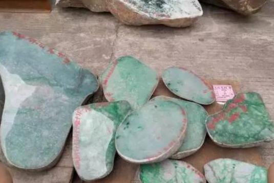 赌石案例翡翠知识 赌石3-第1张图片-翡翠网 赌石案例翡翠知识 赌石3-第1张图片-翡翠网