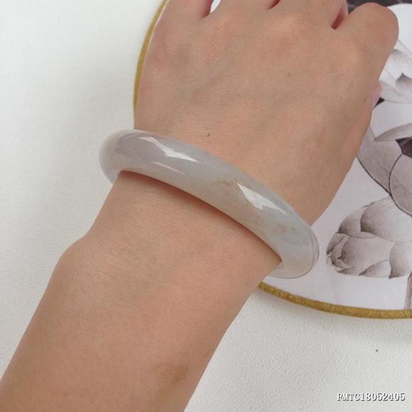 黄翡翡翠手镯视频翡翠手镯带点黄翡-第1张图片-翡翠网 黄翡翡翠手镯视频翡翠手镯带点黄翡-第1张图片-翡翠网