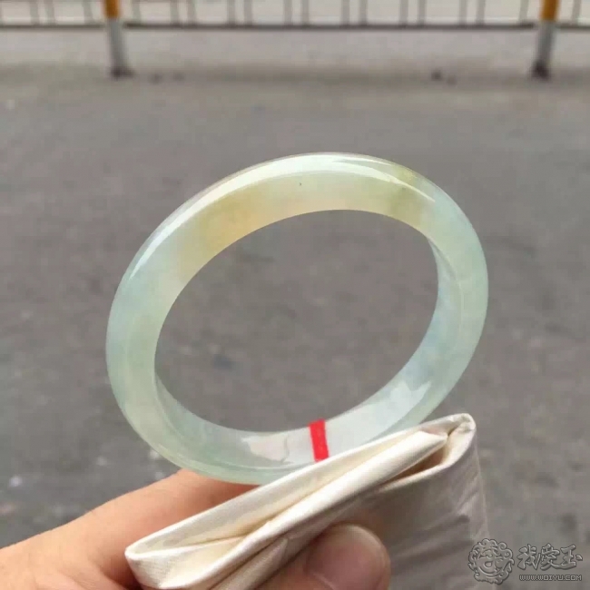 黄翡翡翠手镯视频翡翠手镯带点黄翡-第2张图片-翡翠网 黄翡翡翠手镯视频翡翠手镯带点黄翡-第2张图片-翡翠网