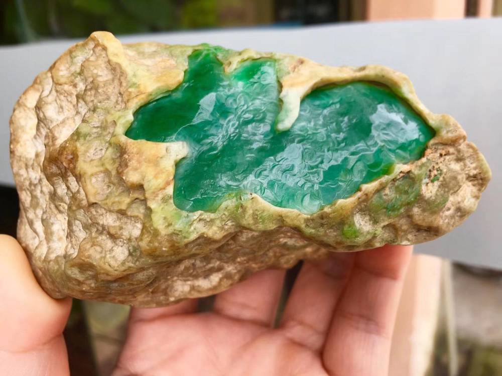 翡翠共生原石特征的简单介绍-第2张图片-翡翠网 翡翠共生原石特征的简单介绍-第2张图片-翡翠网