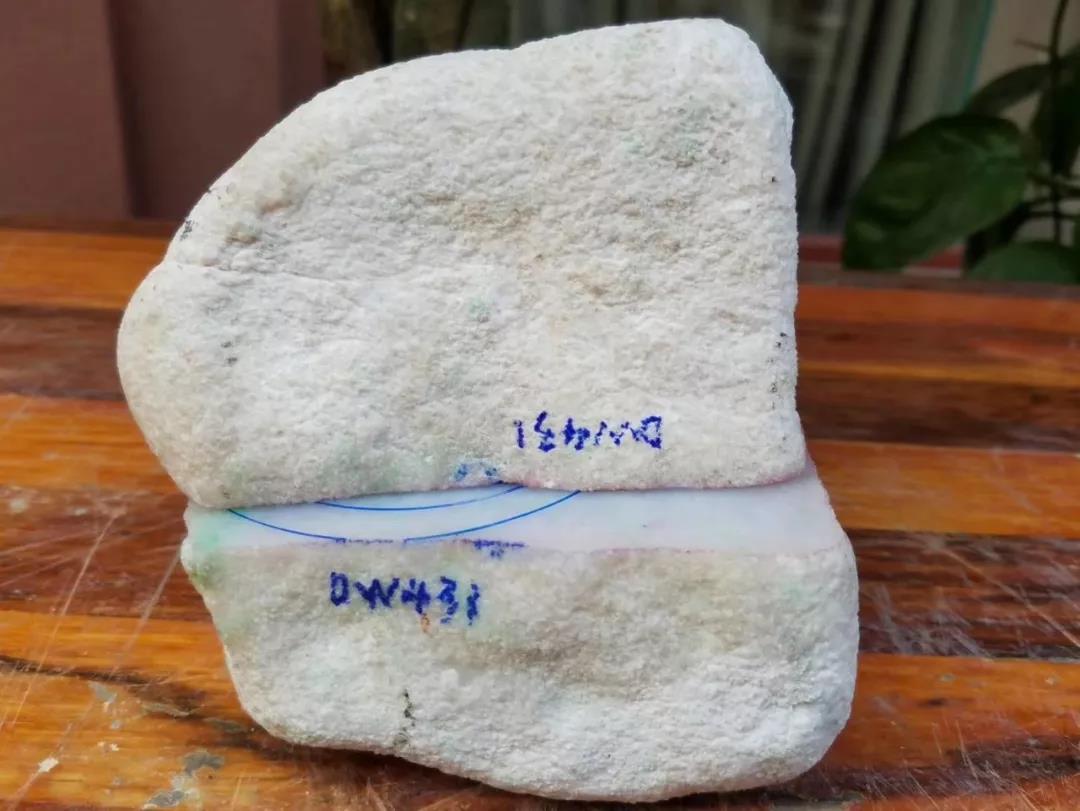 关于白盐沙翡翠原石有斑块的信息-第2张图片-翡翠网 关于白盐沙翡翠原石有斑块的信息-第2张图片-翡翠网