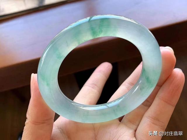 翡翠高冰手镯的简单介绍-第11张图片-翡翠网