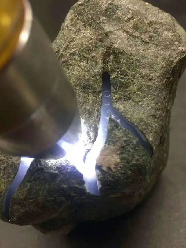 包含杨梅皮翡翠原石特征的词条-第1张图片-翡翠网 包含杨梅皮翡翠原石特征的词条-第1张图片-翡翠网