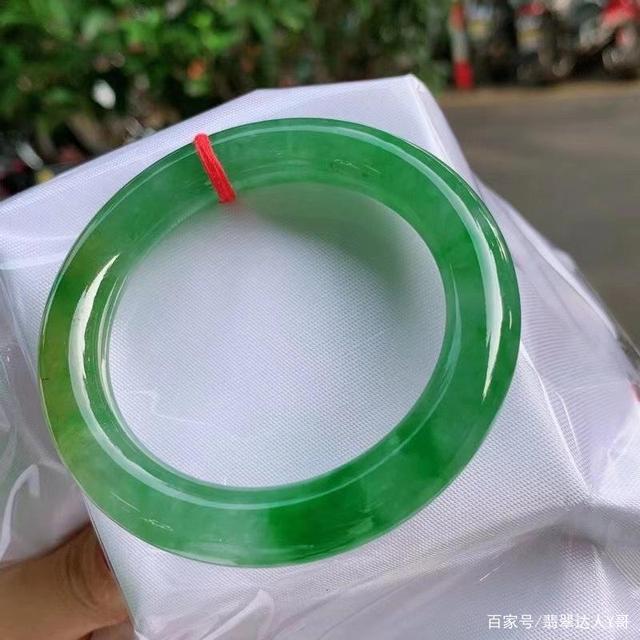 翡翠手镯赏析的简单介绍-第1张图片-翡翠网 翡翠手镯赏析的简单介绍-第1张图片-翡翠网