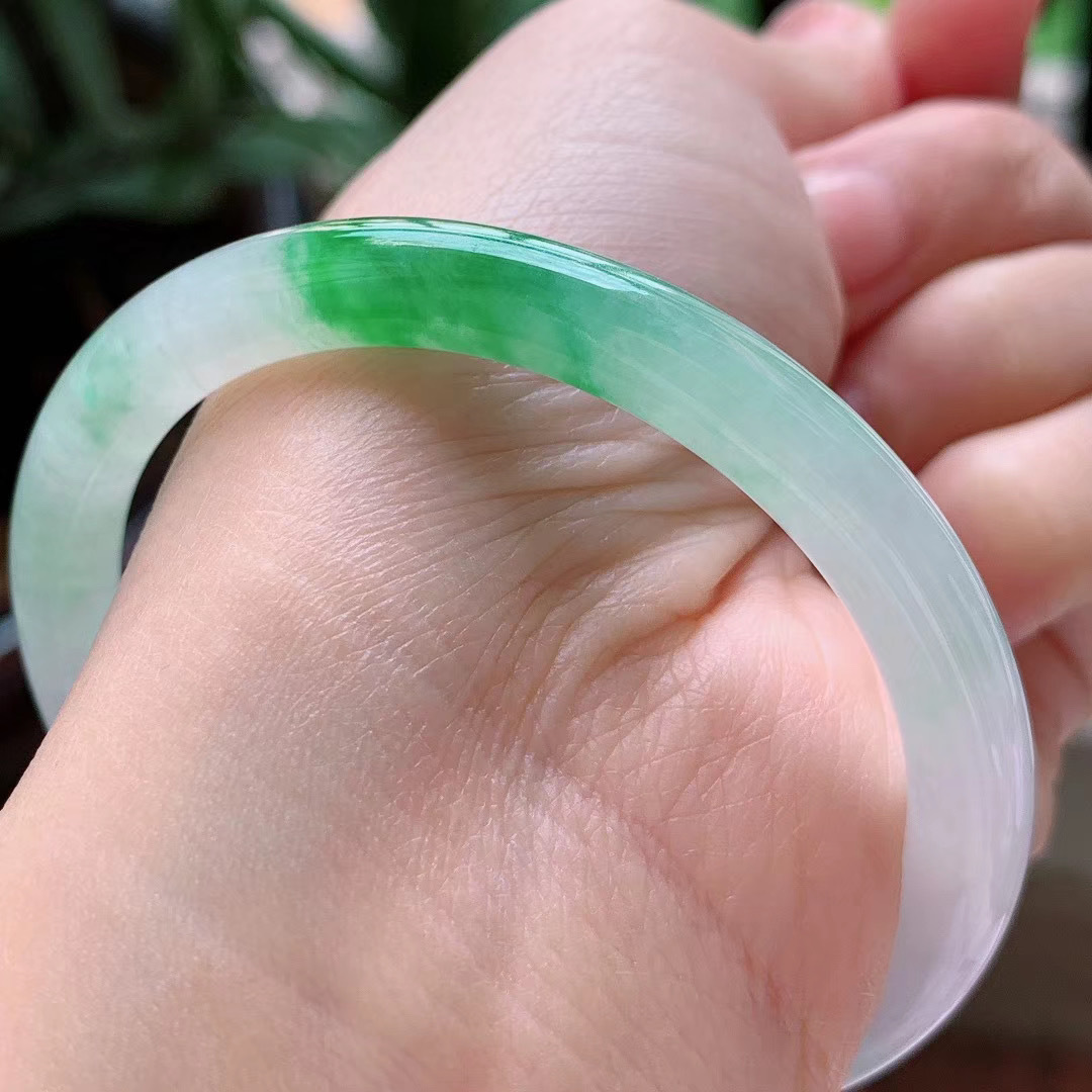 翡翠手镯越戴水头越好的简单介绍-第1张图片-翡翠网 翡翠手镯越戴水头越好的简单介绍-第1张图片-翡翠网