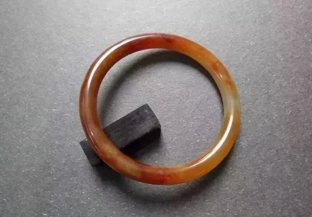 翡翠手镯与黄金手镯的简单介绍-第6张图片-翡翠网 翡翠手镯与黄金手镯的简单介绍-第6张图片-翡翠网