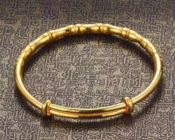 翡翠手镯与黄金手镯的简单介绍-第7张图片-翡翠网 翡翠手镯与黄金手镯的简单介绍-第7张图片-翡翠网