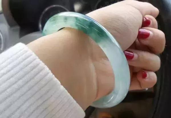 翡翠手镯与黄金手镯的简单介绍-第11张图片-翡翠网 翡翠手镯与黄金手镯的简单介绍-第11张图片-翡翠网