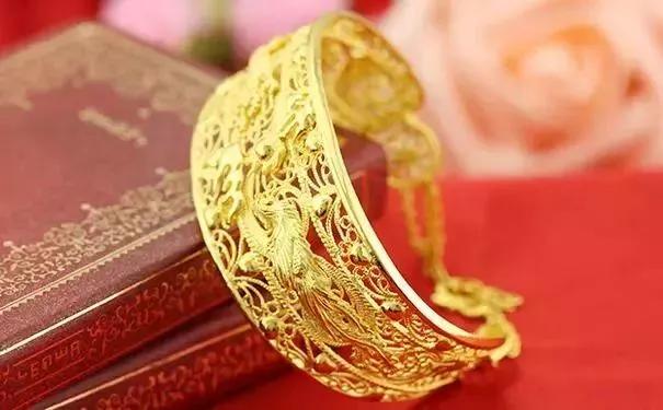 翡翠手镯与黄金手镯的简单介绍-第14张图片-翡翠网 翡翠手镯与黄金手镯的简单介绍-第14张图片-翡翠网