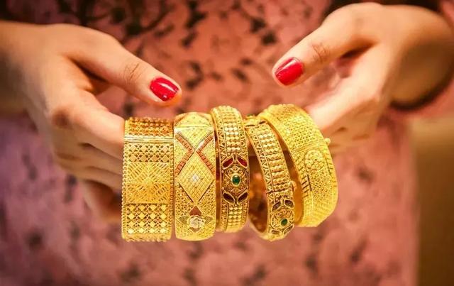 翡翠手镯与黄金手镯的简单介绍-第15张图片-翡翠网 翡翠手镯与黄金手镯的简单介绍-第15张图片-翡翠网