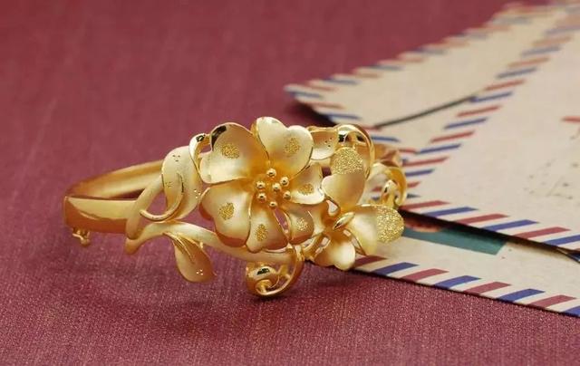 翡翠手镯与黄金手镯的简单介绍-第16张图片-翡翠网 翡翠手镯与黄金手镯的简单介绍-第16张图片-翡翠网